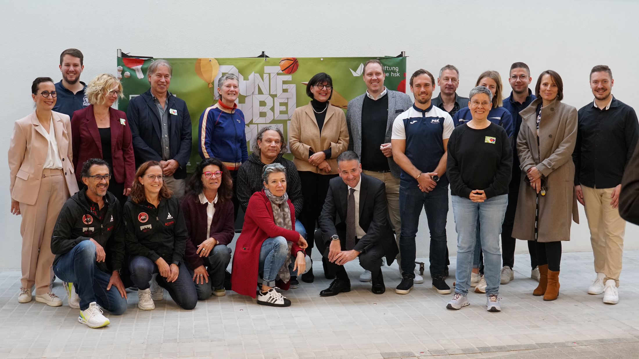 v.l.n.r.: kniend - Uwe Lauinger (ASC Grünwettersbach), Sandra Lauinger (ASC Grünwettersbach), Walburga Moritz-Gerhardt (Leitung Augartenschule), Jana Hornova (Einrichtungsleiterin Mobile Pflege Fidelitas), Georg Jonczyk (Einrichtungsleiter Wohnen Leben Perspektiven), Marc Sesemann (Sparkassendirektor, Mitglied des Vorstands der Sparkasse Karlsruhe), stehend - Anja Ulrich (Direktorin Filialvertrieb BBBank), Patrick Kowalsky (PSK LIONS), Mirjam Keßler (Einrichtungsleitung Seniorenzentrum Parkschlössle hsk), Manfred Grich (Einrichtungsleiter Pflege und Wohnen Alte Mälzerei hsk), Martina Edin (Marketing/Fundraising hsk), Dr. Gerda Frank (Rotary Club Karlsruhe-Fächerstadt), Philipp Herz (Gebietsverantwortlicher dm-drogerie markt), Dominic Riedel (Geschäftsführer PSK Sportverein), Klaus Kirchner (Geschäftsführer raumkontakt Werbeagentur), Eva Rühle (Geschäftsführung hsk), Sarah Waldenmeier (DACHSER), Maximilian Weber (DACHSER), Ines Rüger (THOST Projektmanagement), Philipp Geisberger (Geschäftsführer BARMER)